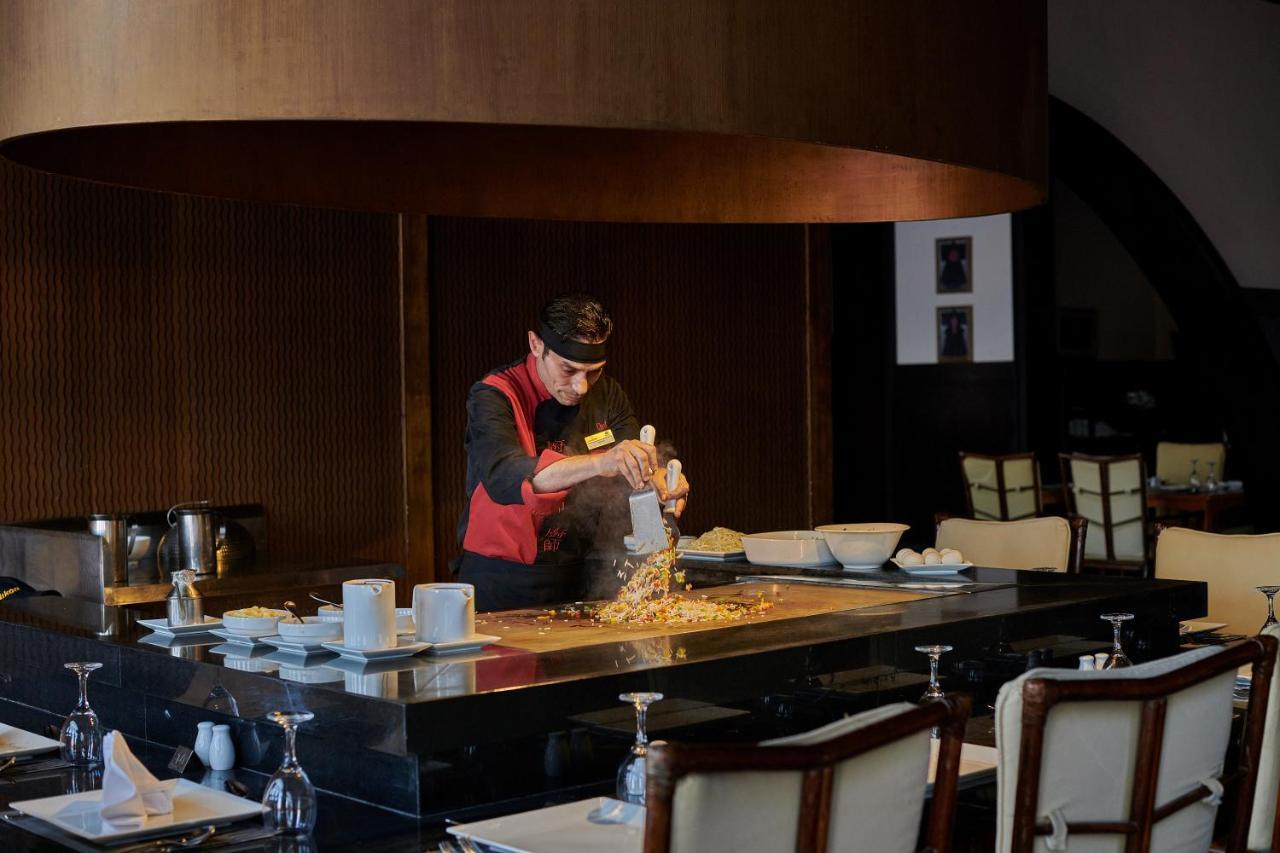 Mosaique Beach Resort Taba Heights Exterior foto A chef at work