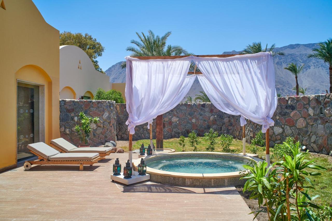 Mosaique Beach Resort Taba Heights Exterior foto A private pool at a hotel