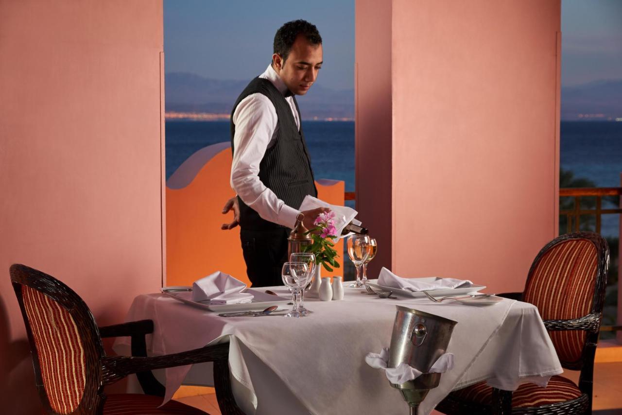 Mosaique Beach Resort Taba Heights Exterior foto A waiter at a restaurant