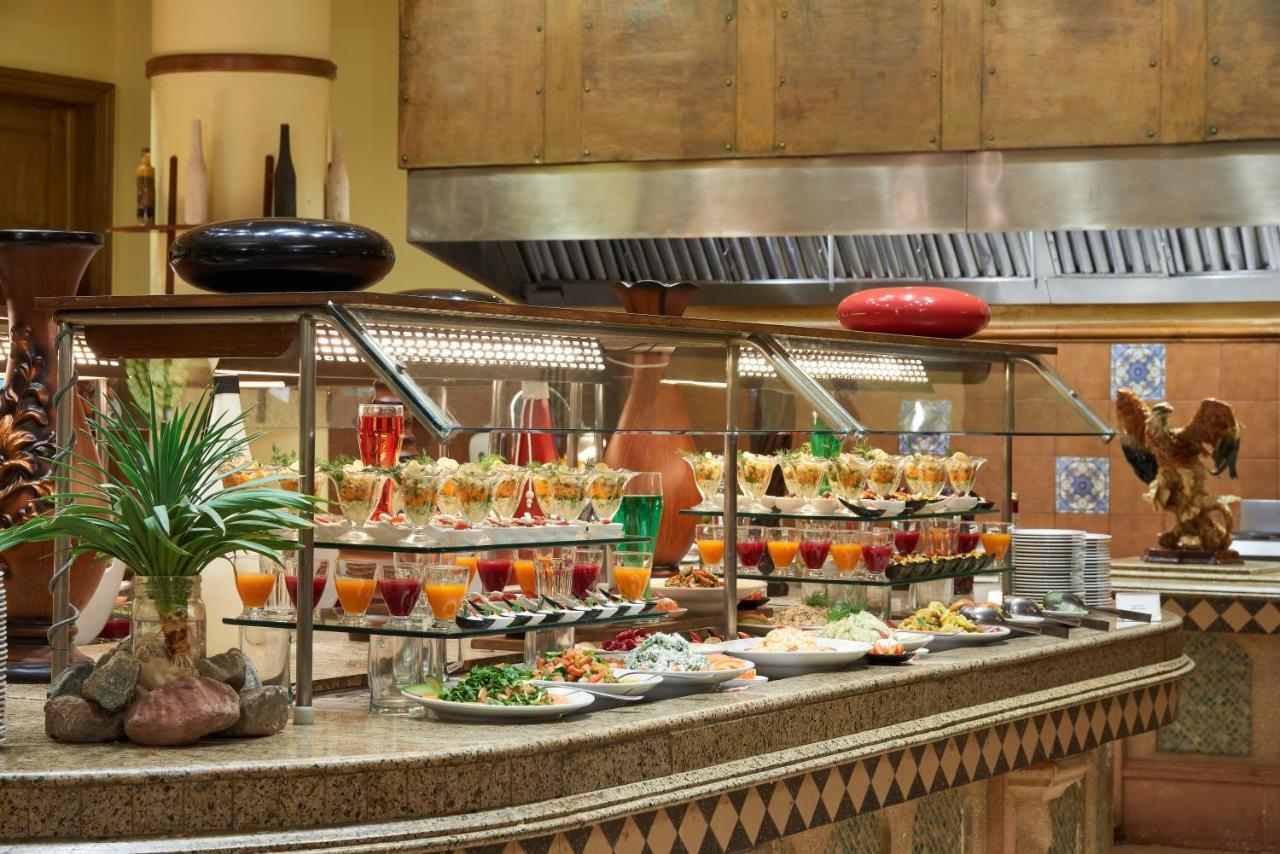 Mosaique Beach Resort Taba Heights Exterior foto A buffet at a hotel