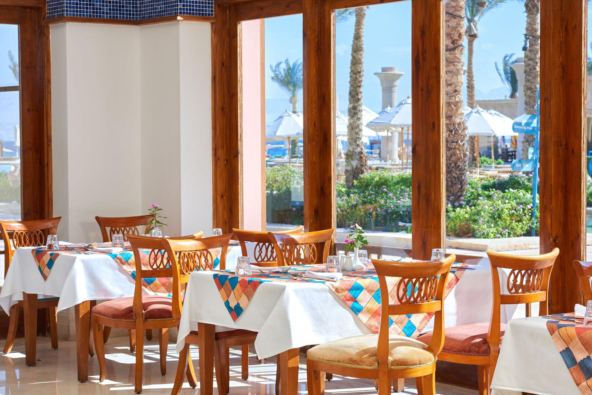 Mosaique Beach Resort Taba Heights Exterior foto Restaurant at a resort
