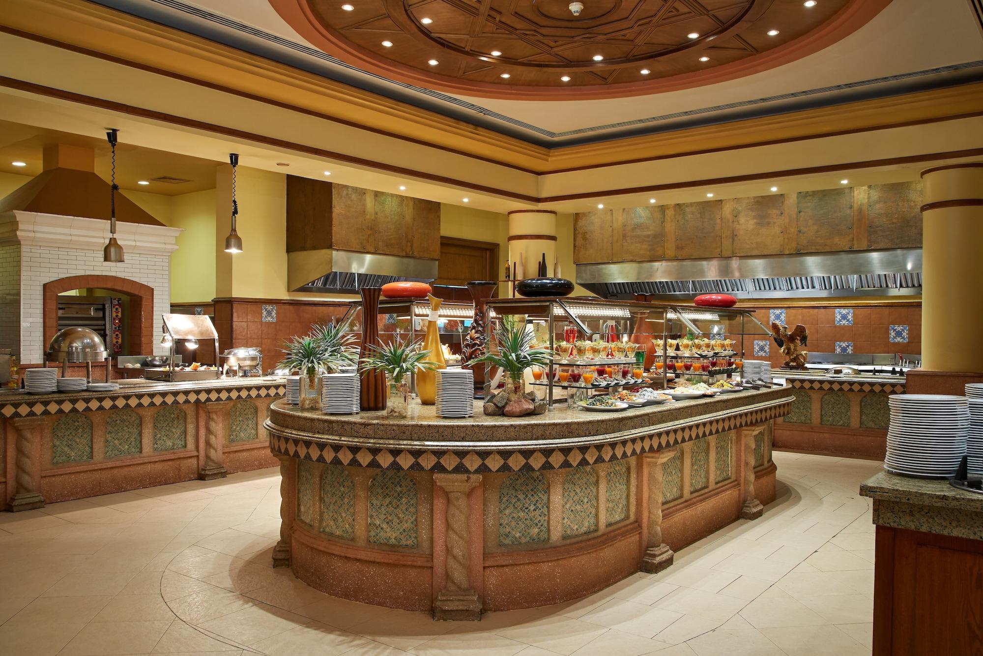 Mosaique Beach Resort Taba Heights Exterior foto A buffet at a hotel