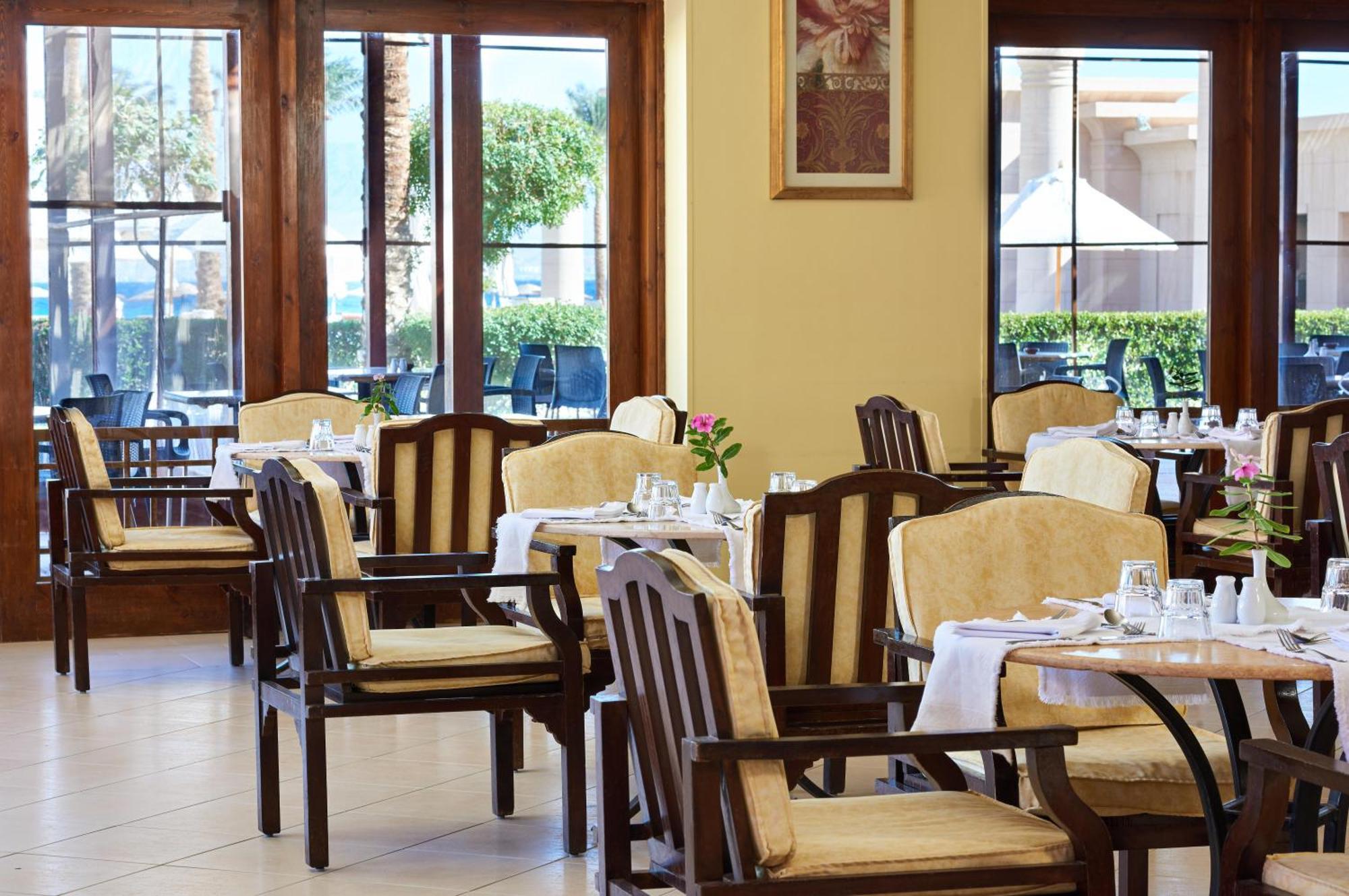 Mosaique Beach Resort Taba Heights Exterior foto Restaurant