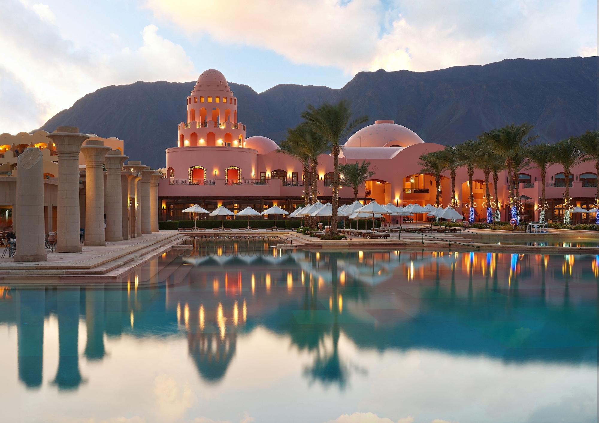Mosaique Beach Resort Taba Heights Exterior foto The resort at sunset